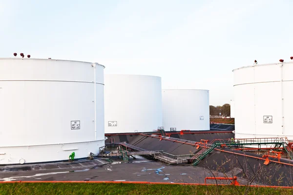 Білі резервуари для бензину та нафти на фермі з блакитним небом — стокове фото