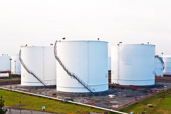 青い空を持つタンクファームのガソリンとオイルのための白いタンク — ストック写真