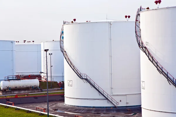 Fehér tartályok benzin és olaj tartályban gazdaság kék ég — Stock Fotó