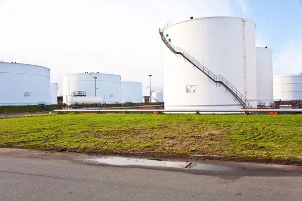 Białe zbiorniki na benzynę i olej w gospodarstwie zbiornikowym z niebieskim niebem — Zdjęcie stockowe