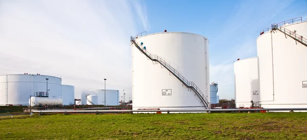 Tank çiftliğinde benzin ve petrol için mavi gökyüzü olan beyaz tanklar — Stok fotoğraf