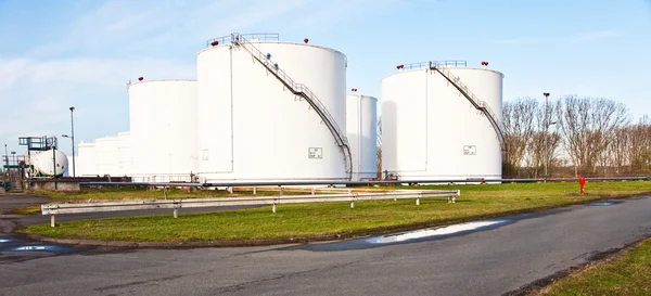 Λευκές δεξαμενές για βενζίνη και πετρέλαιο σε δεξαμενή αγρόκτημα με γαλάζιο ουρανό — Φωτογραφία Αρχείου