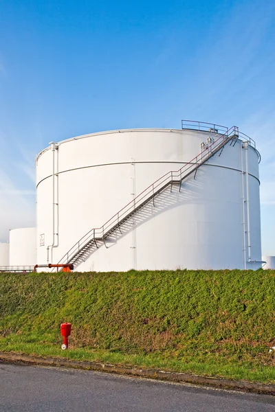 Witte tanks voor benzine en olie in tankboerderij met blauwe lucht — Stockfoto