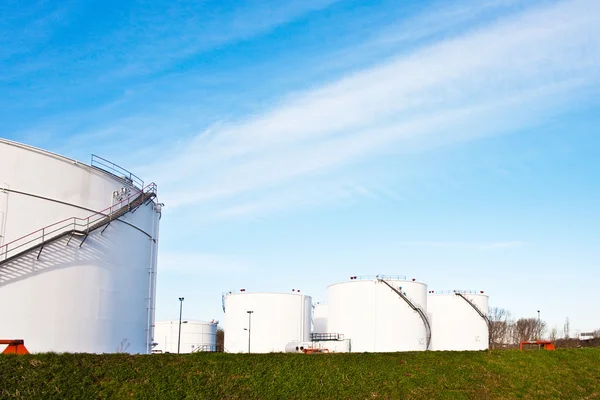 Serbatoi bianchi per benzina e olio in serbatoio fattoria con cielo blu — Foto Stock