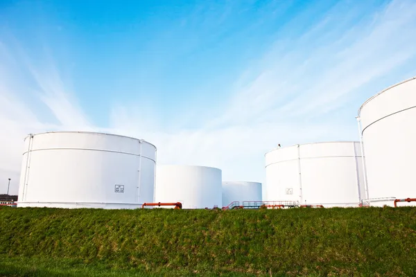 Tanques blancos para gasolina y aceite en granja de tanques con cielo azul — Foto de Stock