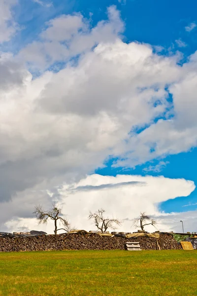 Landschap met donkere wolken en regen — Stockfoto
