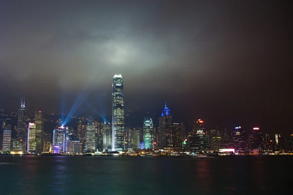 Знаменитое гонконгское лазерное шоу видно из Kowloon — стоковое фото