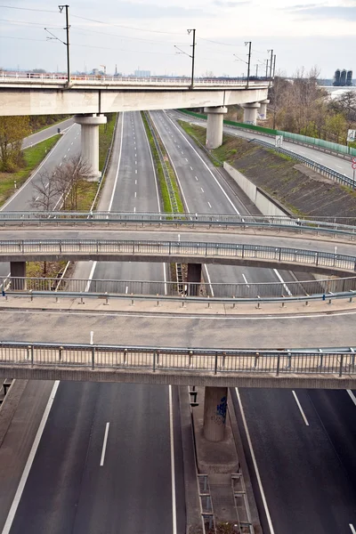 Autostrada con un sacco di auto in movimento - concetto di corsa — Foto Stock
