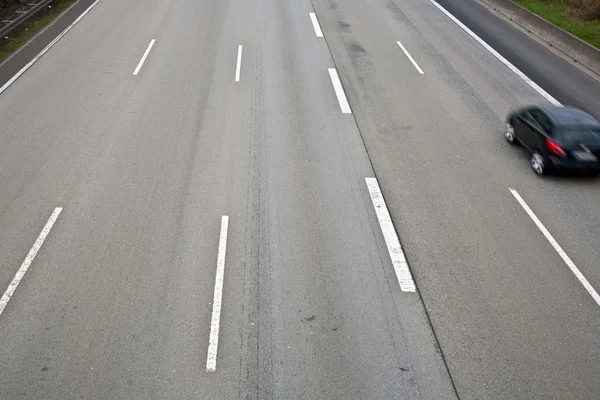 Auto-estrada com lotes de carro em movimento - conceito de corrida — Fotografia de Stock
