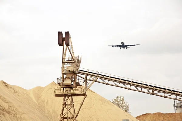 Vliegtuigen in landing aanpak over groeve — Stockfoto