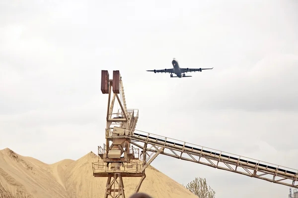 Aircraft in landing approach over gravel pit — Stock Photo, Image
