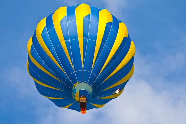 热气球在多云的天空 — 图库照片