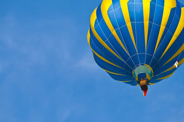 Hot Air Balloon in cloudy sky — Stock Photo, Image