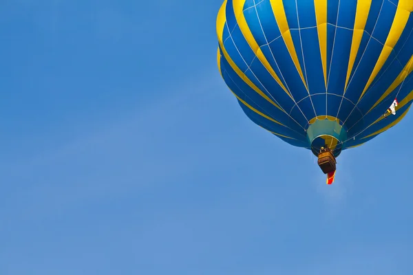热气球在多云的天空 — 图库照片