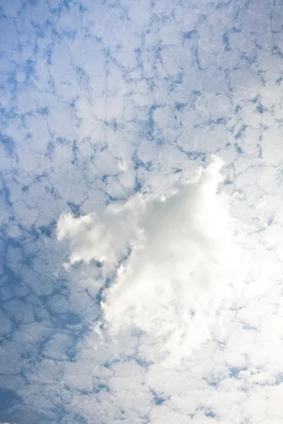 Himlen med harmoniska moln struktur — Stockfoto