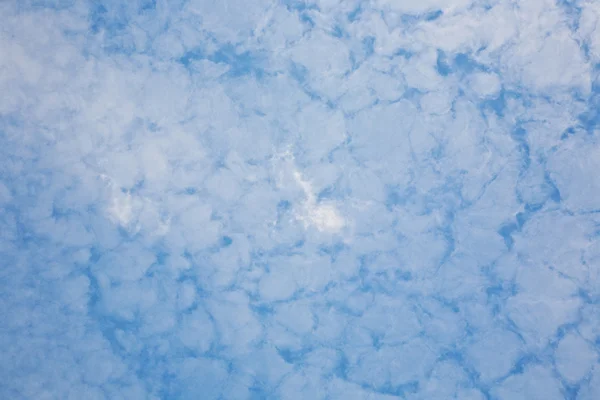 Himmel mit harmonischer Wolkenstruktur — Stockfoto