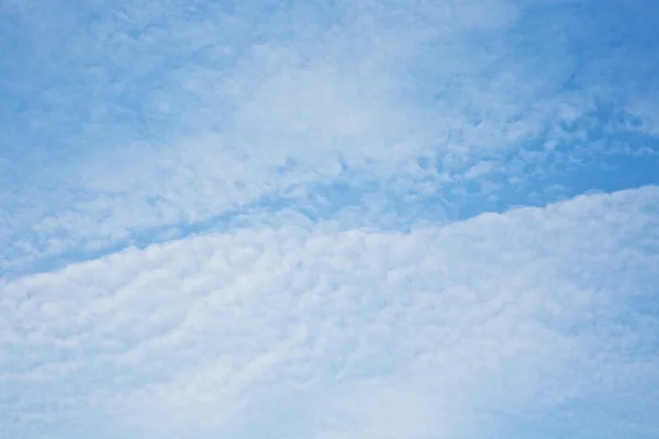 Небо с гармоничной структурой облаков — стоковое фото