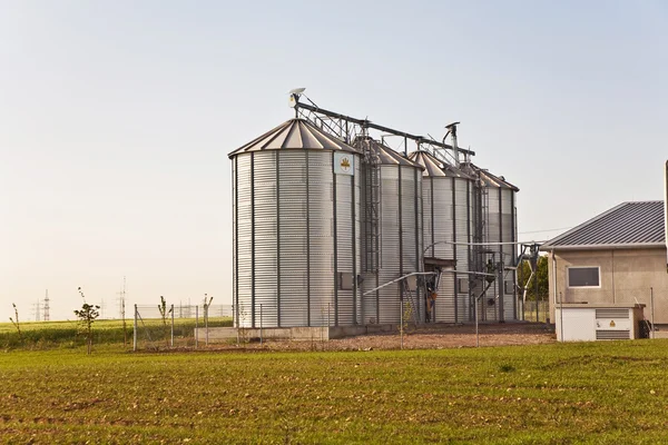Zilver schijnt silo met acre in landschap — Stockfoto