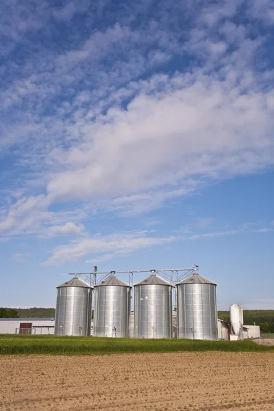 Plata brillante silo con acre en el paisaje —  Fotos de Stock