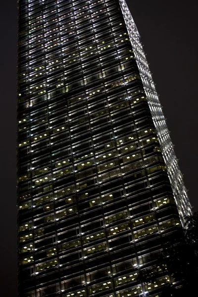 Fassade von Wolkenkratzern bei Nacht — Stockfoto