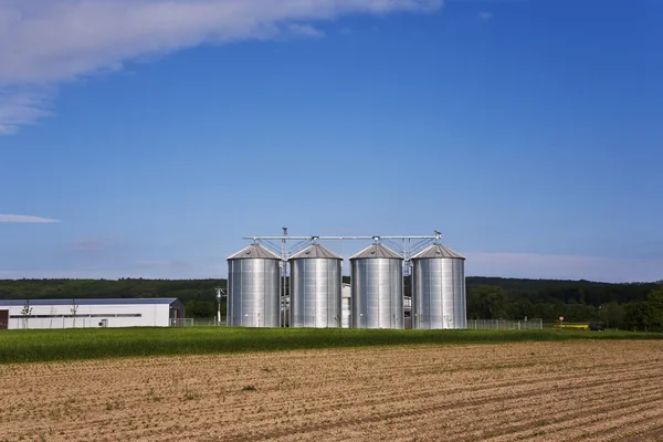 Prata silo brilhante com acre na paisagem — Fotografia de Stock