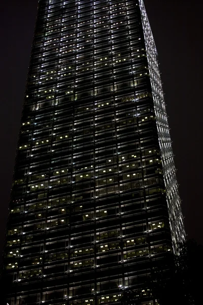 Fachada de arranha-céus à noite — Fotografia de Stock