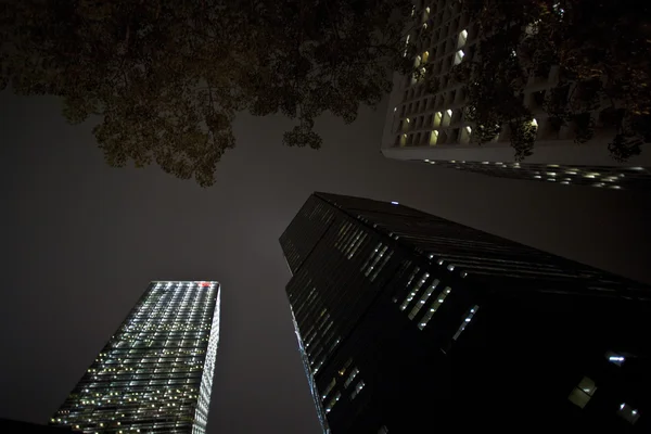 Πρόσοψη του ουρανοξύστες από νύχτα — Φωτογραφία Αρχείου