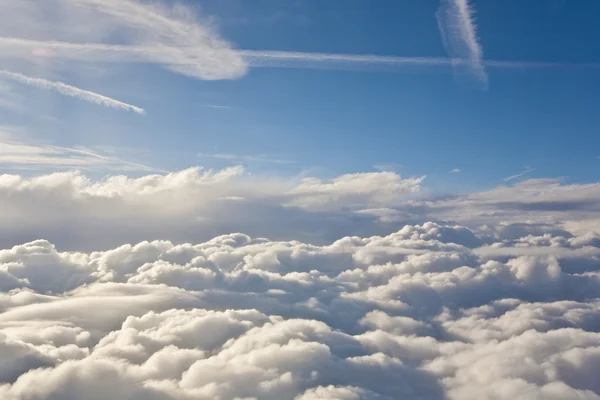 Небеса с облаками сверху — стоковое фото