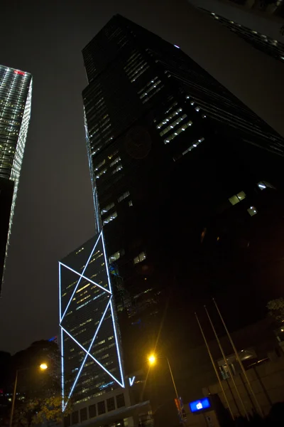 Elewacji wieżowców w nocy — Zdjęcie stockowe