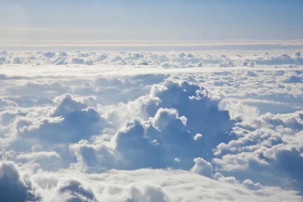 Небеса с облаками сверху — стоковое фото