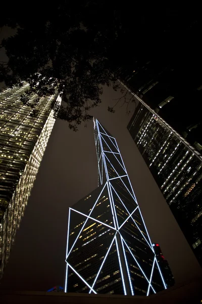 Fassade von Wolkenkratzern bei Nacht — Stockfoto