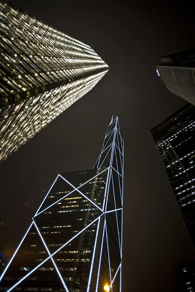Facciata di grattacieli di notte — Foto Stock