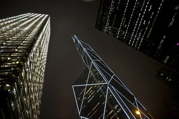 Elewacji wieżowców w nocy — Zdjęcie stockowe