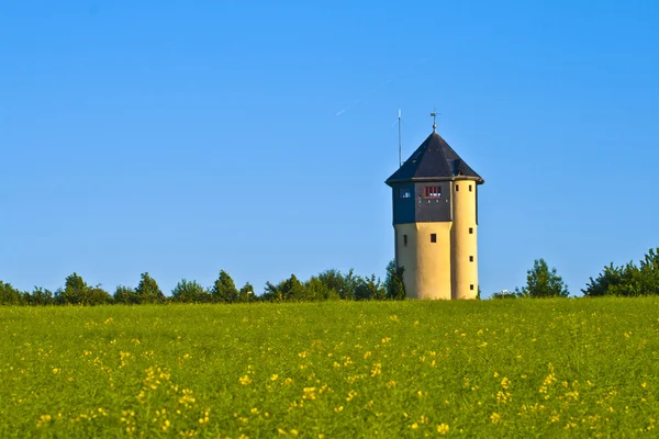 Watertower z pola rzepaku — Zdjęcie stockowe