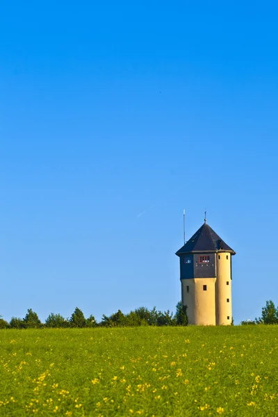 Watertower z pola rzepaku — Zdjęcie stockowe