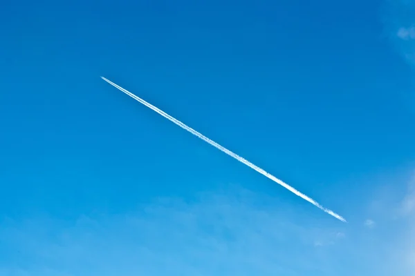 Błękitne niebo z kondensacji szlak statku powietrznego — Zdjęcie stockowe