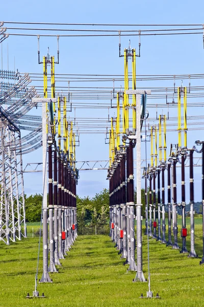 Elektrycznych elektrowni w piękne kolorowe łąka — Zdjęcie stockowe