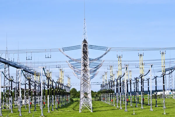 Elektriska kraftverk i vackra färgglada äng — Stockfoto