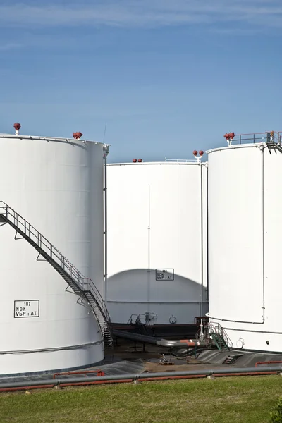 Witte tanks in tankboerderij met blauwe lucht — Stockfoto