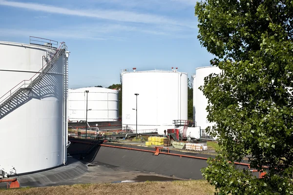 Witte tanks in tankboerderij met blauwe lucht — Stockfoto