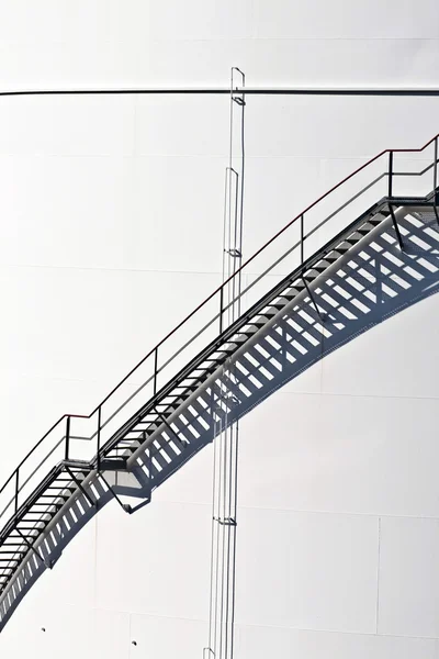 Λευκό δεξαμενές σε δεξαμενή αγρόκτημα με σκάλα — Φωτογραφία Αρχείου