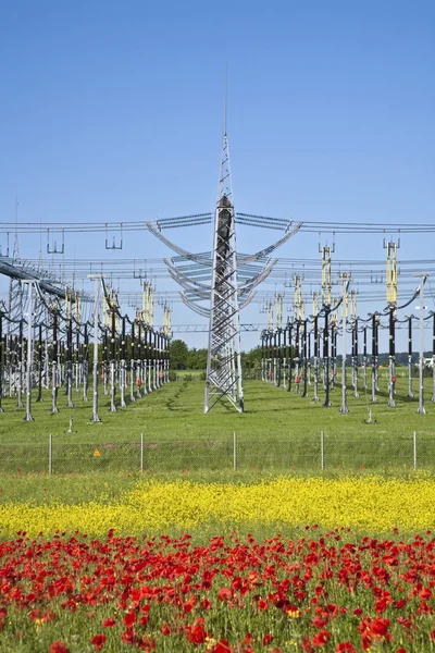 Elektriskt kraftverk på färgglad äng — Stockfoto