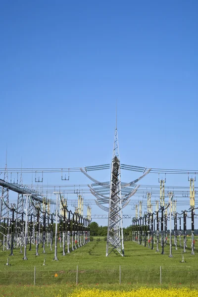 Elektriciteitscentrale in kleurrijke weide — Stockfoto