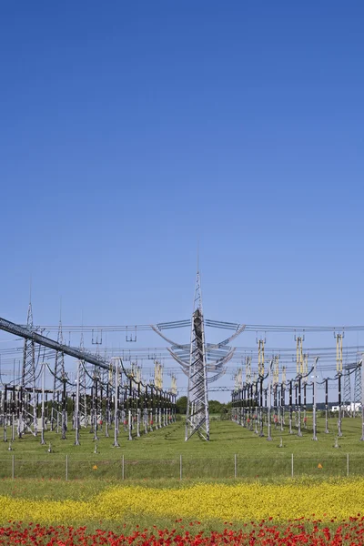 Elektriciteitscentrale in kleurrijke weide — Stockfoto