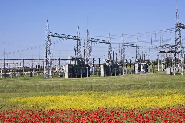 Electrical power plant in colorful meadow — Stock Photo, Image