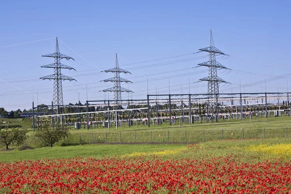 Central eléctrica en prado colorido — Foto de Stock