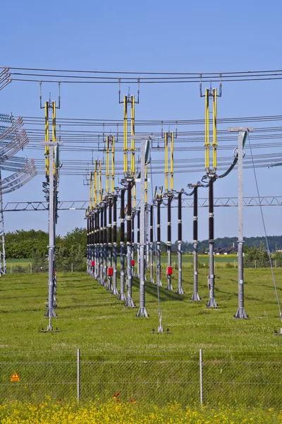 Elektrizitätswerk auf bunter Wiese — Stockfoto