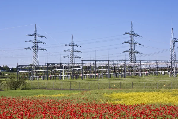 Renkli çayırlarda elektrik santrali — Stok fotoğraf