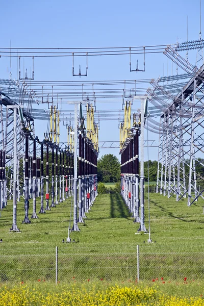 Elektromos erőmű színes réten — Stock Fotó