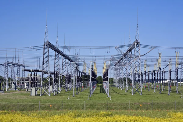 Renkli çayırlarda elektrik santrali — Stok fotoğraf